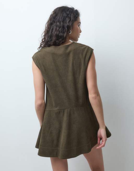 ASOS DESIGN locker geschnittenes Minikleid mit V-Ausschnitt, tiefer Taille und Cord in Olivgrün, 3 von 4
