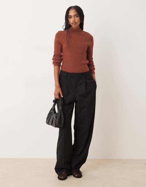 ASOS DESIGN – Locker geschnittenes Oberteil aus Rippstrick in Rostrot mit Stehkragen, 2 von 4