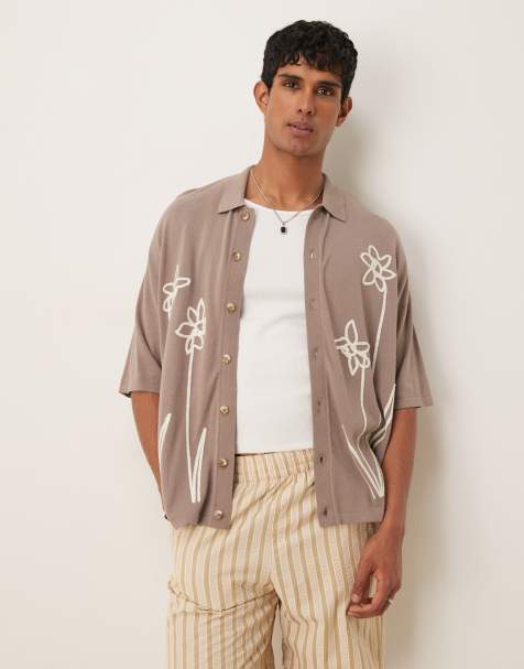 ASOS DESIGN – Locker geschnittenes Polohemd aus Strick in Braun mit Blumenmuster und durchgehender Knopfleiste - view 1
