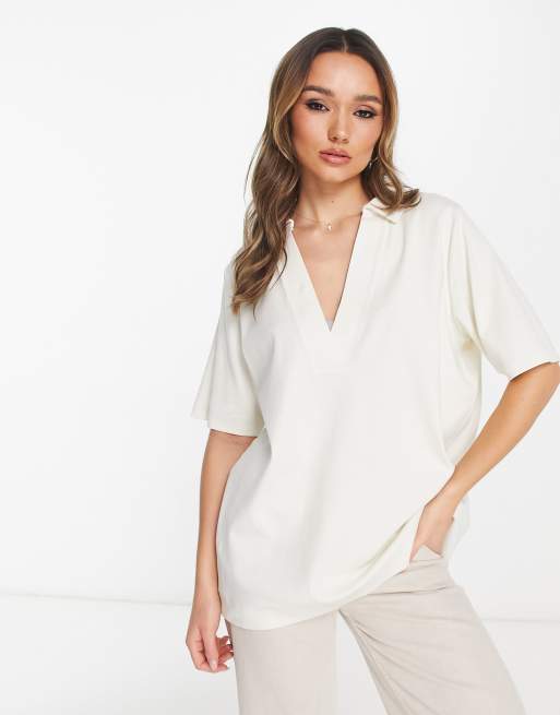ASOS DESIGN – Locker geschnittenes Polohemd in Sand mit tiefem V-Ausschnitt, 2 von 4