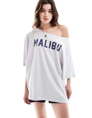 ASOS DESIGN - Locker geschnittenes schulterfreies T-Shirt in Eisgrau meliert mit „Malibu"-Print