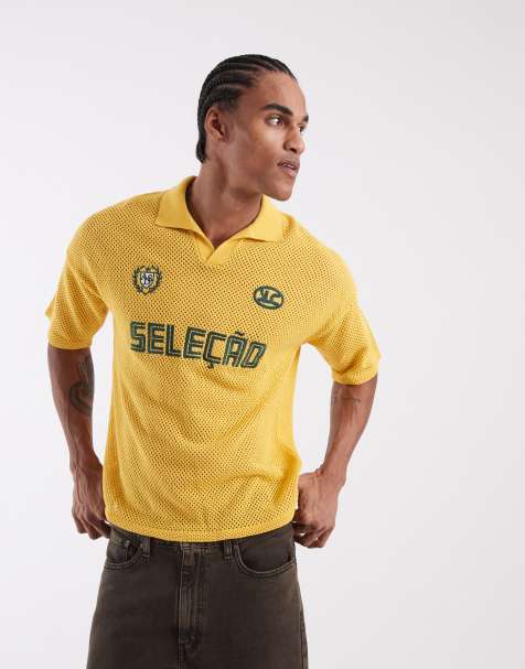 ASOS DESIGN – Locker geschnittenes Strick-Polohemd im Fußball-Stil in Gelb mit eingekerbtem Ausschnitt und Stickerei - view 1