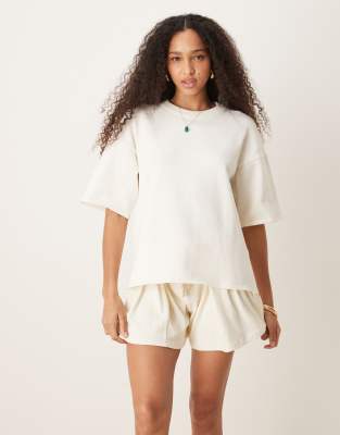 ASOS DESIGN - Locker geschnittenes T-Shirt aus gestricktem Flammengarn in Cremeweiß