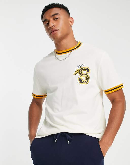 ASOS DESIGN – Locker geschnittenes T-Shirt in Weiß mit kontrastierenden Abschlüssen und College-Aufnäher