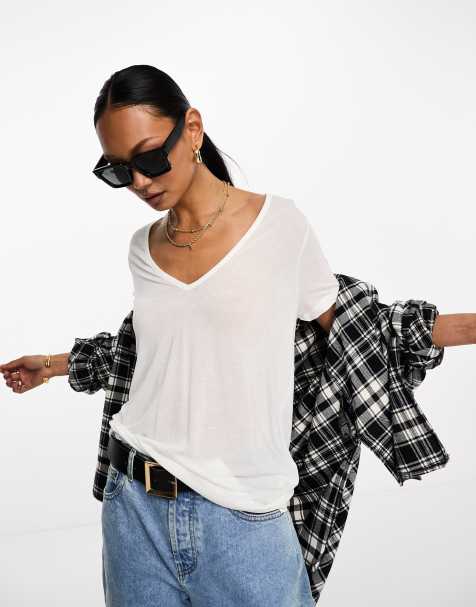 ASOS DESIGN – Locker geschnittenes T-Shirt in Weiß mit V-Ausschnitt - view 1