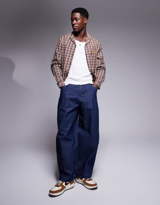 ASOS DESIGN – Locker sitzendes, kastiges Revershemd in Braun kariert mit Stickerei auf der Brust, 3 von 4