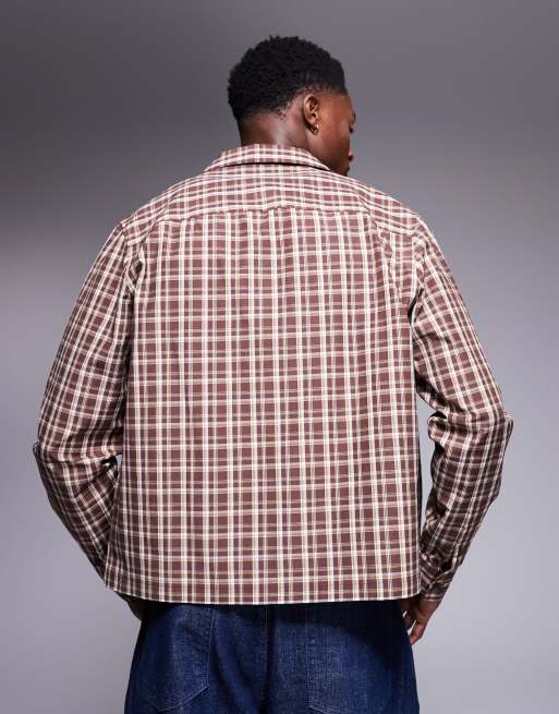 ASOS DESIGN – Locker sitzendes, kastiges Revershemd in Braun kariert mit Stickerei auf der Brust, 4 von 4