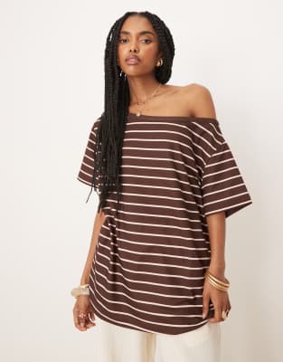 ASOS DESIGN - Locker sitzendes, schulterfreies T-Shirt mit Streifen in Burgunderrot und Rosa-Bunt