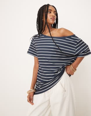ASOS DESIGN - Locker sitzendes, schulterfreies T-Shirt mit Streifen in Marineblau-Bunt