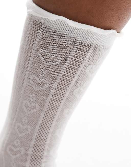 ASOS DESIGN – Lockere Crew-Socken aus Pointellestrick in Weiß mit Herzmuster und Rüschen  , 3 von 4