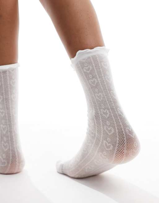 ASOS DESIGN – Lockere Crew-Socken aus Pointellestrick in Weiß mit Herzmuster und Rüschen  , 4 von 4
