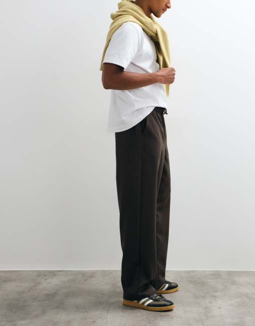 ASOS DESIGN lockere Hose mit elastischem Bund in Braun mit Nadelstreifen, 2 von 5