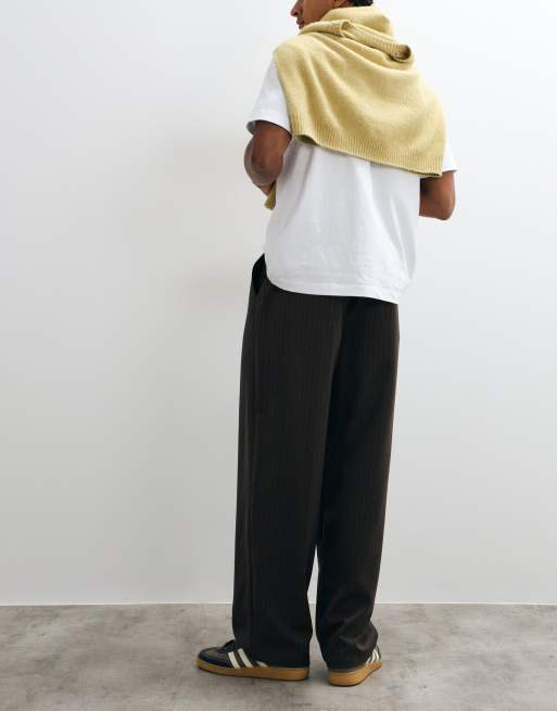 ASOS DESIGN lockere Hose mit elastischem Bund in Braun mit Nadelstreifen, 3 von 5