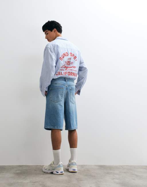 ASOS DESIGN lockere Jorts in längerer Länge in mittlerer blauer Waschung mit Bügelfalte, 3 von 5