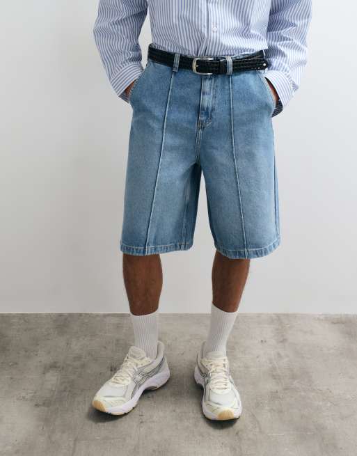 ASOS DESIGN lockere Jorts in längerer Länge in mittlerer blauer Waschung mit Bügelfalte, 4 von 5