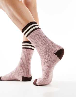 ASOS DESIGN - Lockere, knöchelhohe Crew-Socken aus gemischtem Strickmaterial mit Streifen-Rot