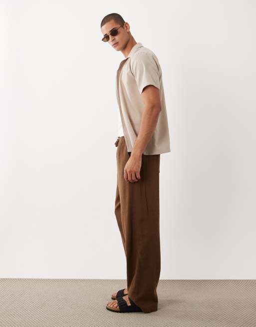 ASOS DESIGN lockere strukturierte Hose in Braun mit elastischem Bund, 3 von 5