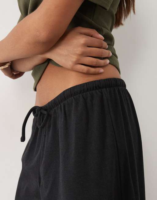 ASOS DESIGN lockere supersofte Jogginghose in Schwarz, 4 von 5