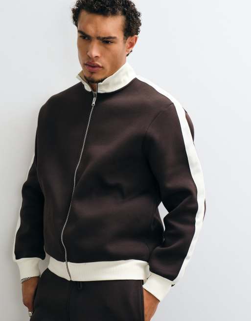 ASOS DESIGN lockere Trackjacke mit Reißverschluss aus Scuba-Material mit Piqué-Einsätzen in Braun, 4 von 5