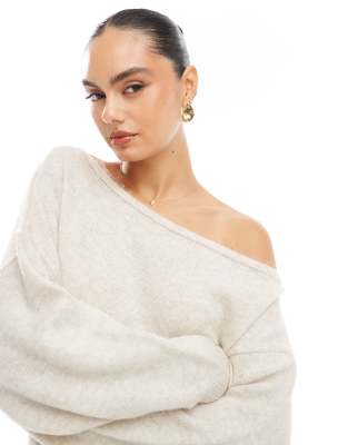 ASOS DESIGN - Lockerer Pullover in Ecru mit One-Shoulder-Design-Weiß