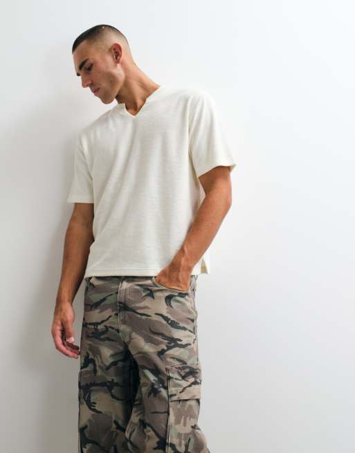 ASOS DESIGN lockeres Boxy-T-Shirt mit Schlitz-Ausschnitt in Creme-Frottee, 4 von 5