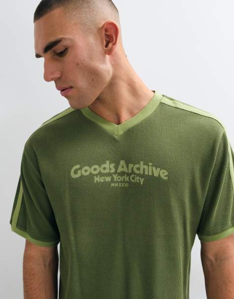 ASOS DESIGN lockeres Boxy-T-Shirt mit V-Ausschnitt und Schriftprint in grünem Waffelstrick - view 1