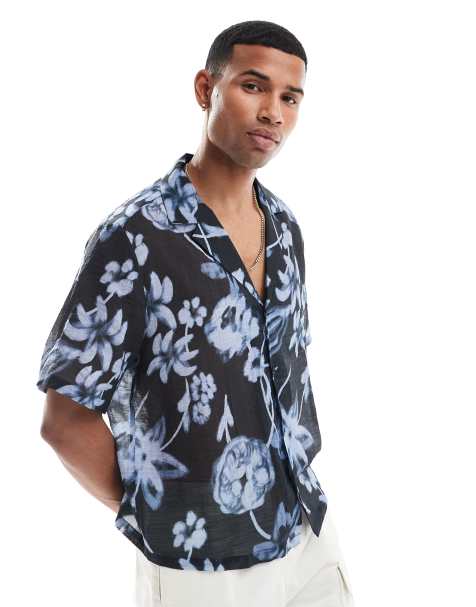 ASOS DESIGN – Lockeres, kastiges Hemd in Schwarz mit verschwommenem Blumenmuster und tiefem Reverskragen - view 1