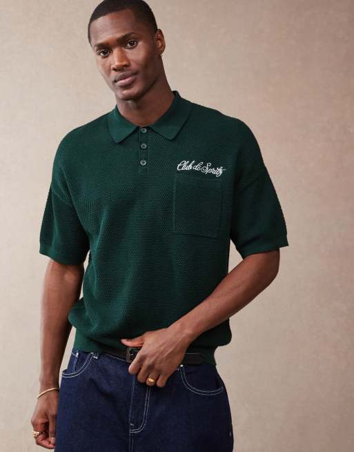 ASOS DESIGN – Lockeres kastiges Strick-Polohemd in Dunkelgrün mit Brusttasche und aufgesticktem Text