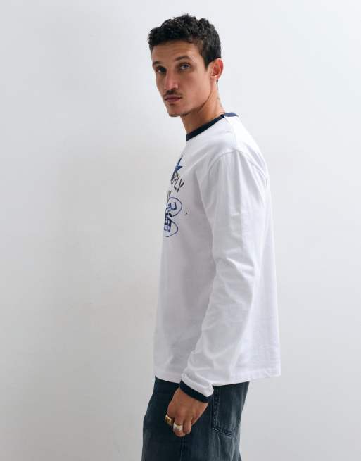 ASOS DESIGN lockeres Langarm-Ringer-T-Shirt mit Grafik in Weiß, 4 von 5