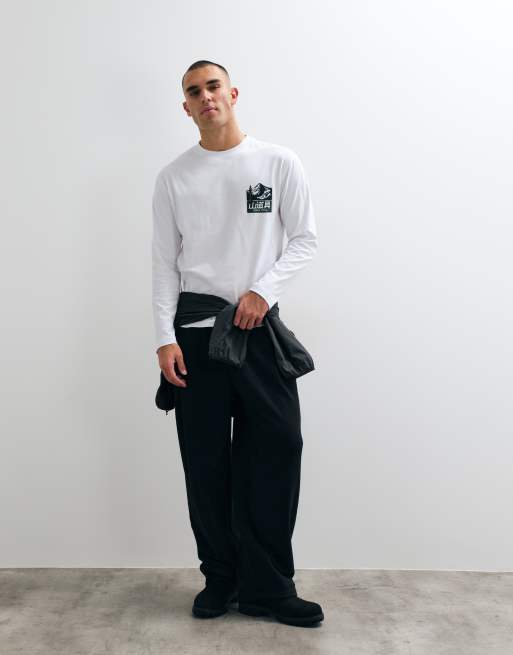 ASOS DESIGN lockeres Langarm-T-Shirt mit Landschaftsprint in Weiß, 4 von 10