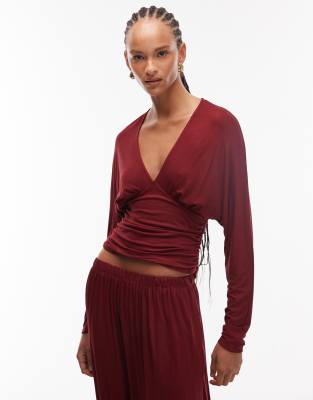 ASOS DESIGN - Lockeres Langarmshirt in Burgunderrot mit V-Ausschnitt und Taillendetail, Kombiteil