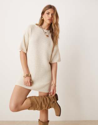 ASOS DESIGN - Lockeres Mini-T-Shirt-Kleid in Ecru mit Strickmuster-Neutral