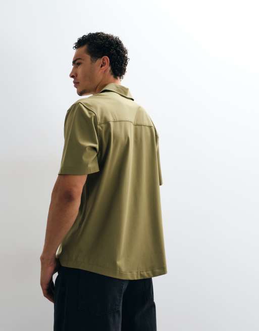 ASOS DESIGN lockeres Revershemd mit Druckknöpfen in Khaki, 4 von 5