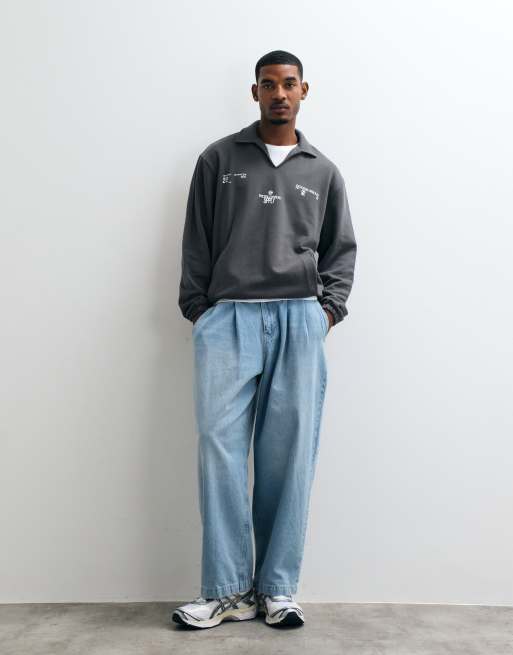ASOS DESIGN lockeres Sweatshirt mit Polokragen, Schlitzsaum und Print in Grau, 2 von 5