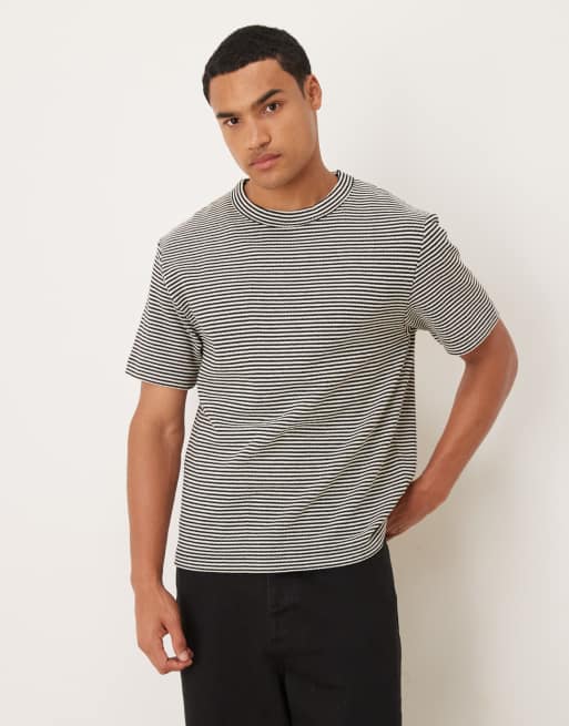 ASOS DESIGN – Lockeres T-Shirt mit dünnen schwarzen und weißen Streifen und Struktur
