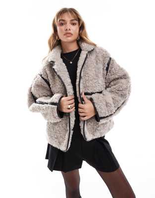 ASOS DESIGN - Lockige Teddyfell-Jacke in Grau mit Stehkragen