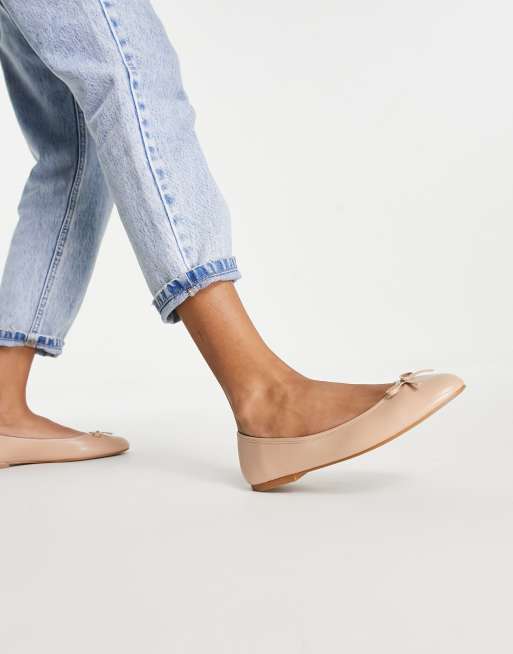 ASOS DESIGN – Locus – Runde, flache Ballerinas mit Schleife und weiter Passform in Beige, 2 von 4
