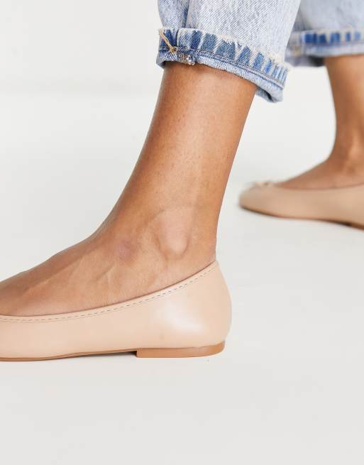 ASOS DESIGN – Locus – Runde, flache Ballerinas mit Schleife und weiter Passform in Beige, 3 von 4