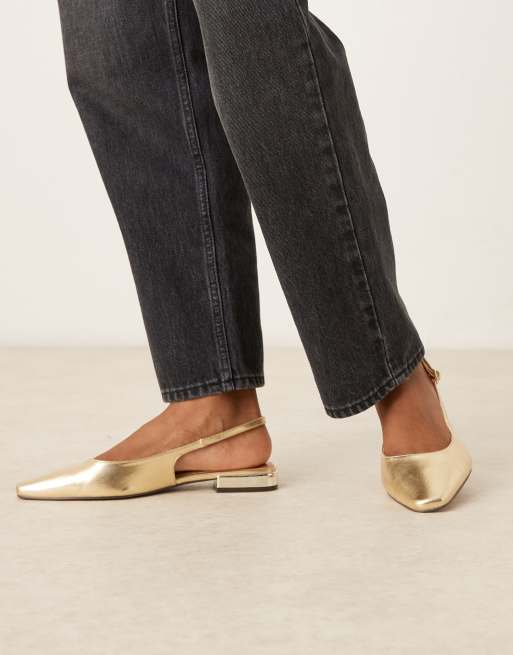 ASOS DESIGN – Logan – Guldfärgade ballerinaskor med kantig tå, hälrem och bred passform