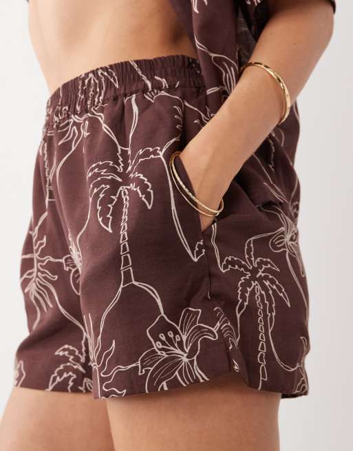 ASOS DESIGN – Logan – Strand-Resort-Shorts mit tropischem Schablonenmuster, 3 von 5