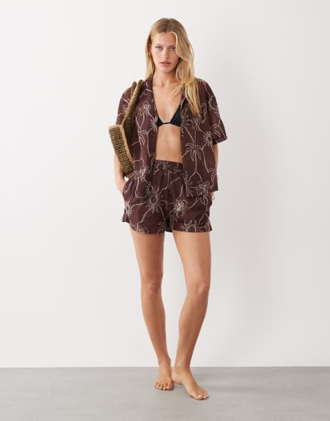 ASOS DESIGN – Logan – Strand-Resorthemd, Shorts und Sarong mit tropischem Schablonenmuster - view 1