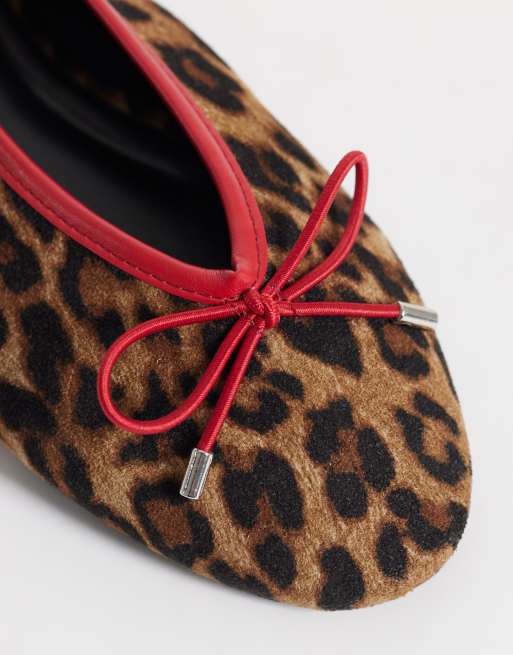 ASOS DESIGN Lola miękkie baleriny z kokardką w panterkę i czerwone, 3 z 4
