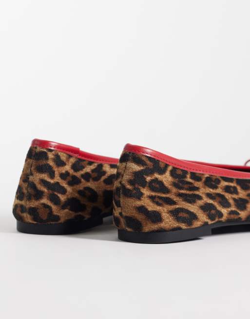 ASOS DESIGN Lola mjuka ballerinaskor med rosettdetalj i leopardmönster och rött, 4 av 4