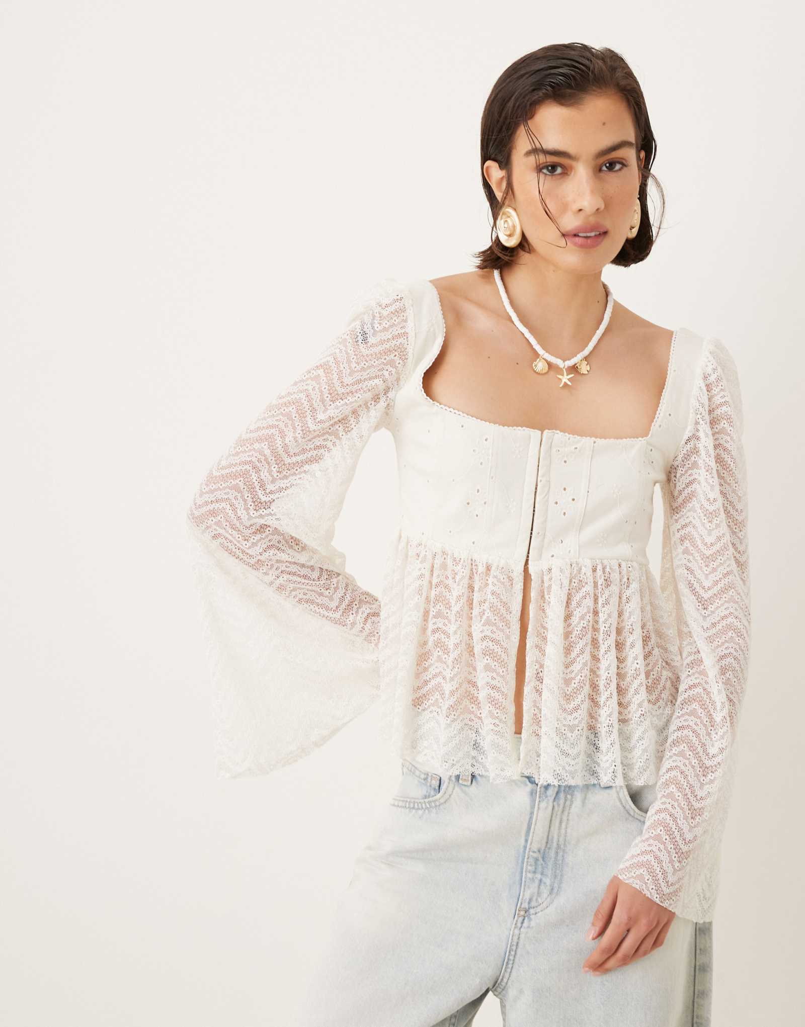 Топ кремового цвета с баской и длинными расклешенными рукавами ASOS DESIGN