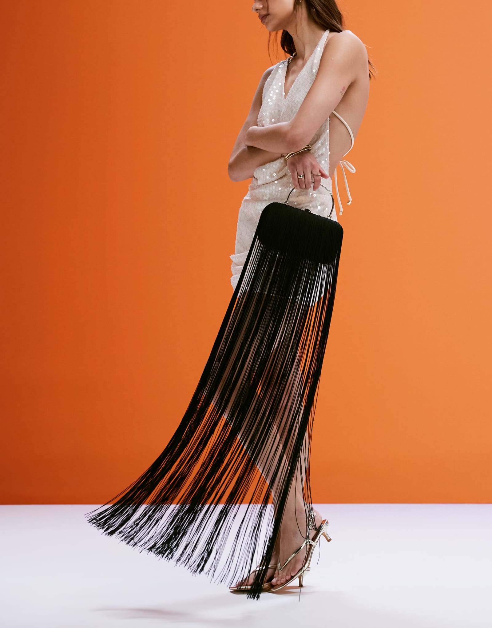  Сумка ASOS DESIGN с длинной бахромой и съемным ремешком-цепочкой через плечо черная