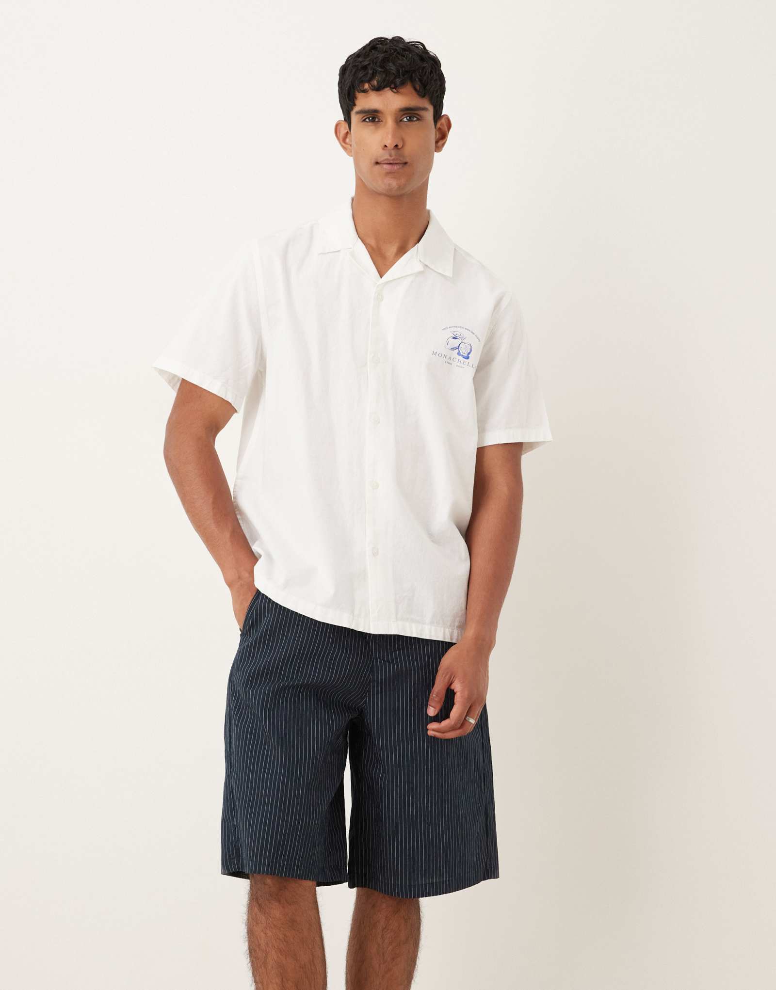 Дизайнерские шорты ASOS с длинным рукавом в темносинюю полоску