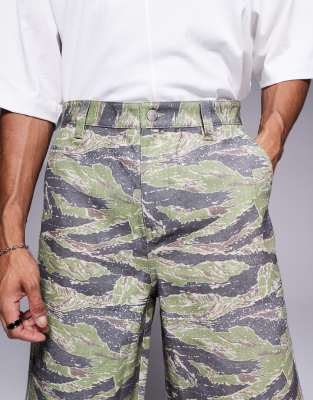 【DISCERNMENT】Run Camo Carpenter Bermuda Pants Noiz Ripped Denim Short (Wood Camo)