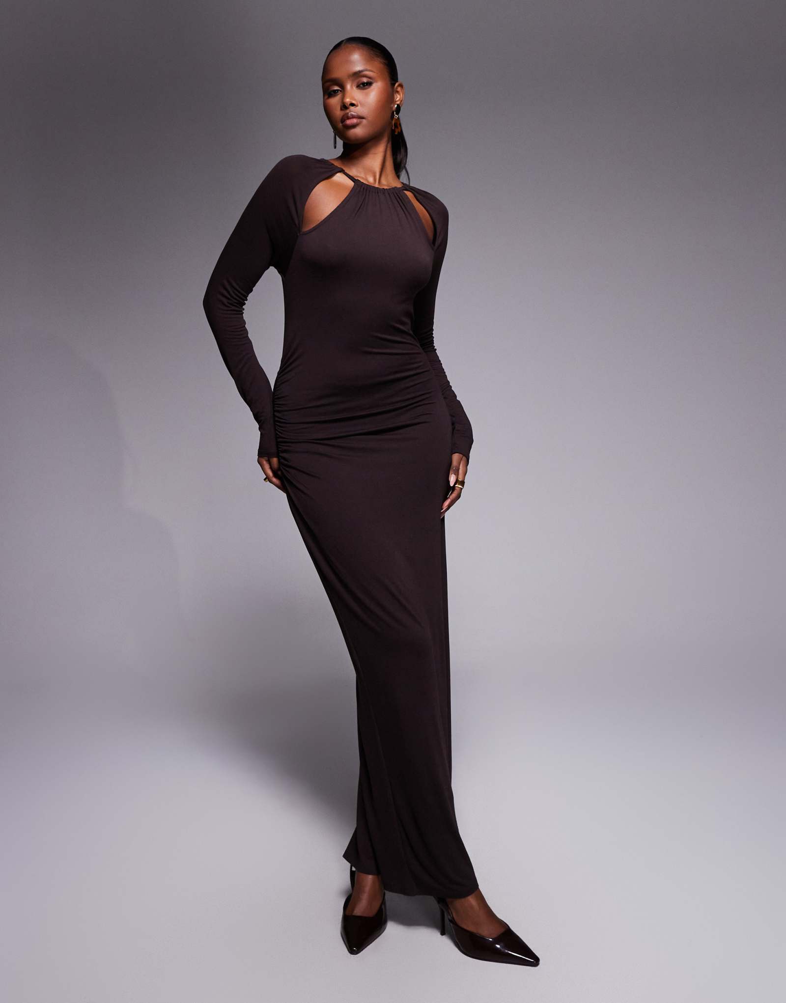 Дизайнерское платье миди с длинным рукавом и вырезом горловины с драпировкой от ASOS шоколадного цвета