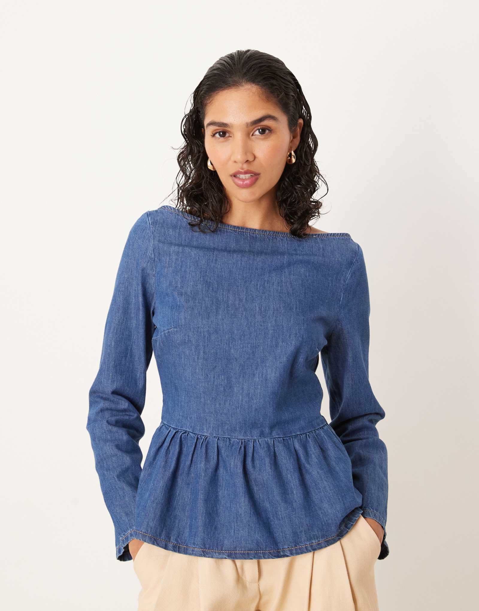 Джинсовый топ ASOS DESIGN с длинным рукавом и баской цвета индиго.