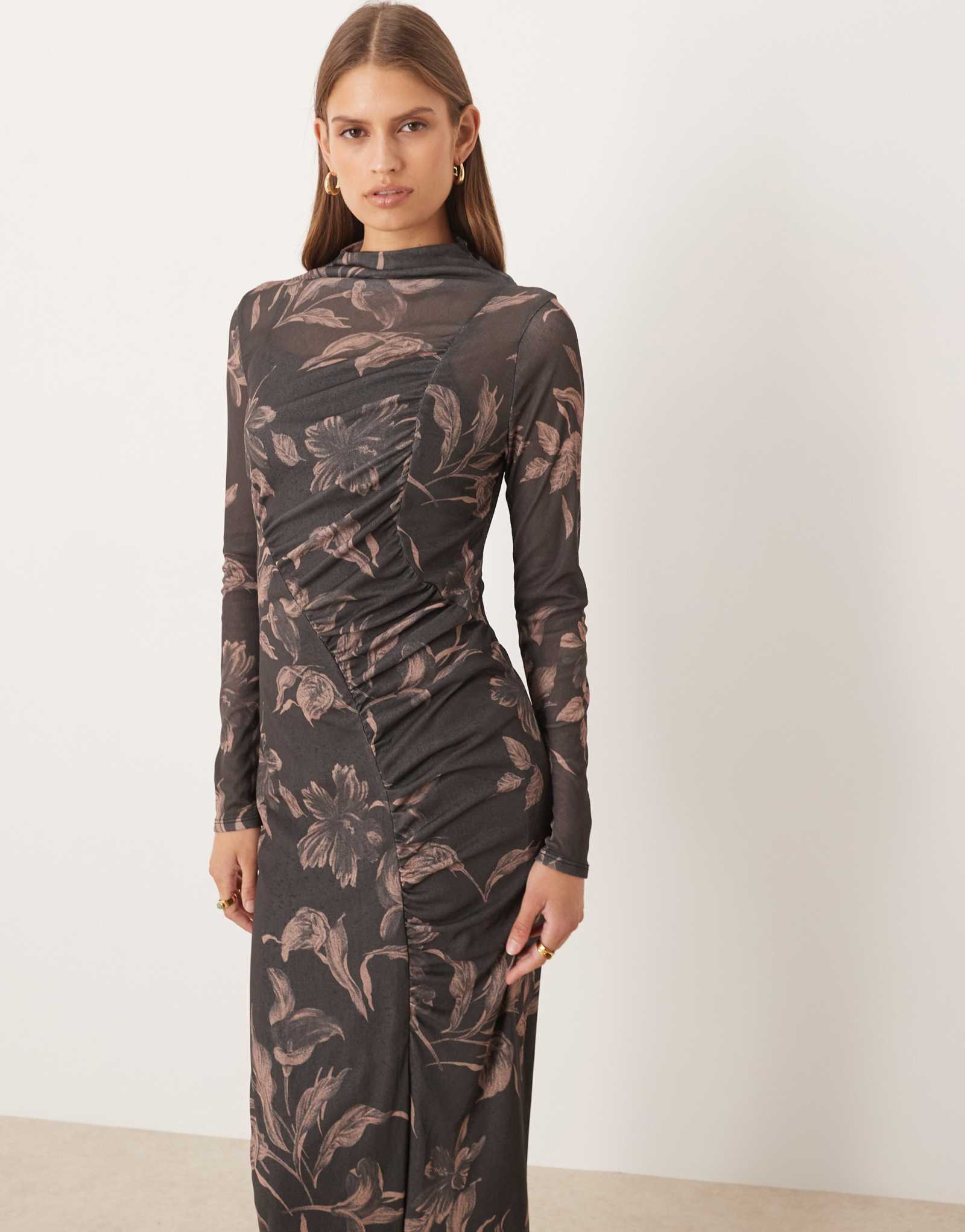 Платье миди с драпировкой и рюшами спереди от ASOS DESIGN с длинным рукавом и темным принтом